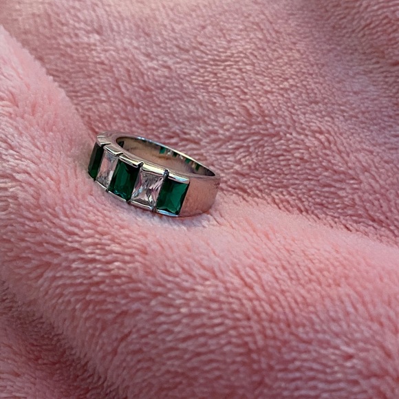 Stunning Green & Clear Costume Ring - Picture 4 of 4